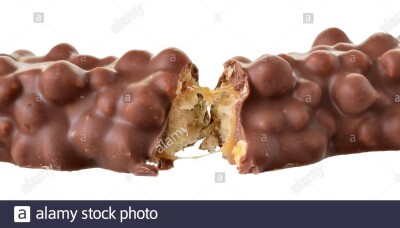 barra de chocolate con cacahuete caramelo y arroz inflado aislado sobre fondo blanco 2d7p0gr