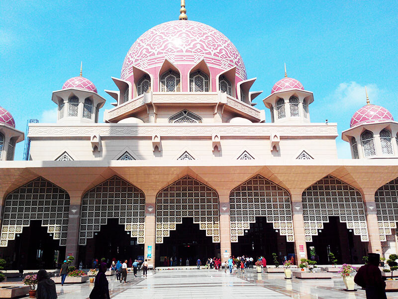 yard-of-putra-mosque.jpg