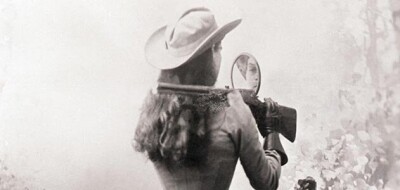 Annie Oakley shooting over shoulder 631