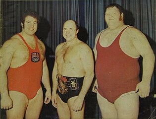 Ken_Patera_Verne_Gagne_Chris_Taylor_en_1974_on_Wrestling_News_cropped.jpg
