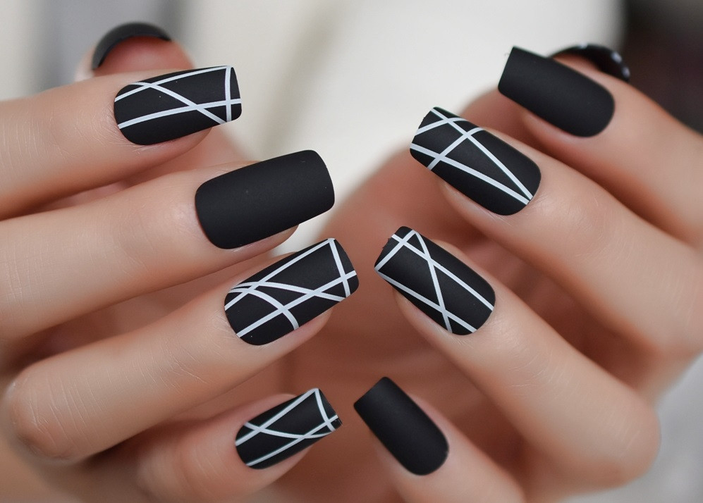 Black-nail-design-39.jpeg