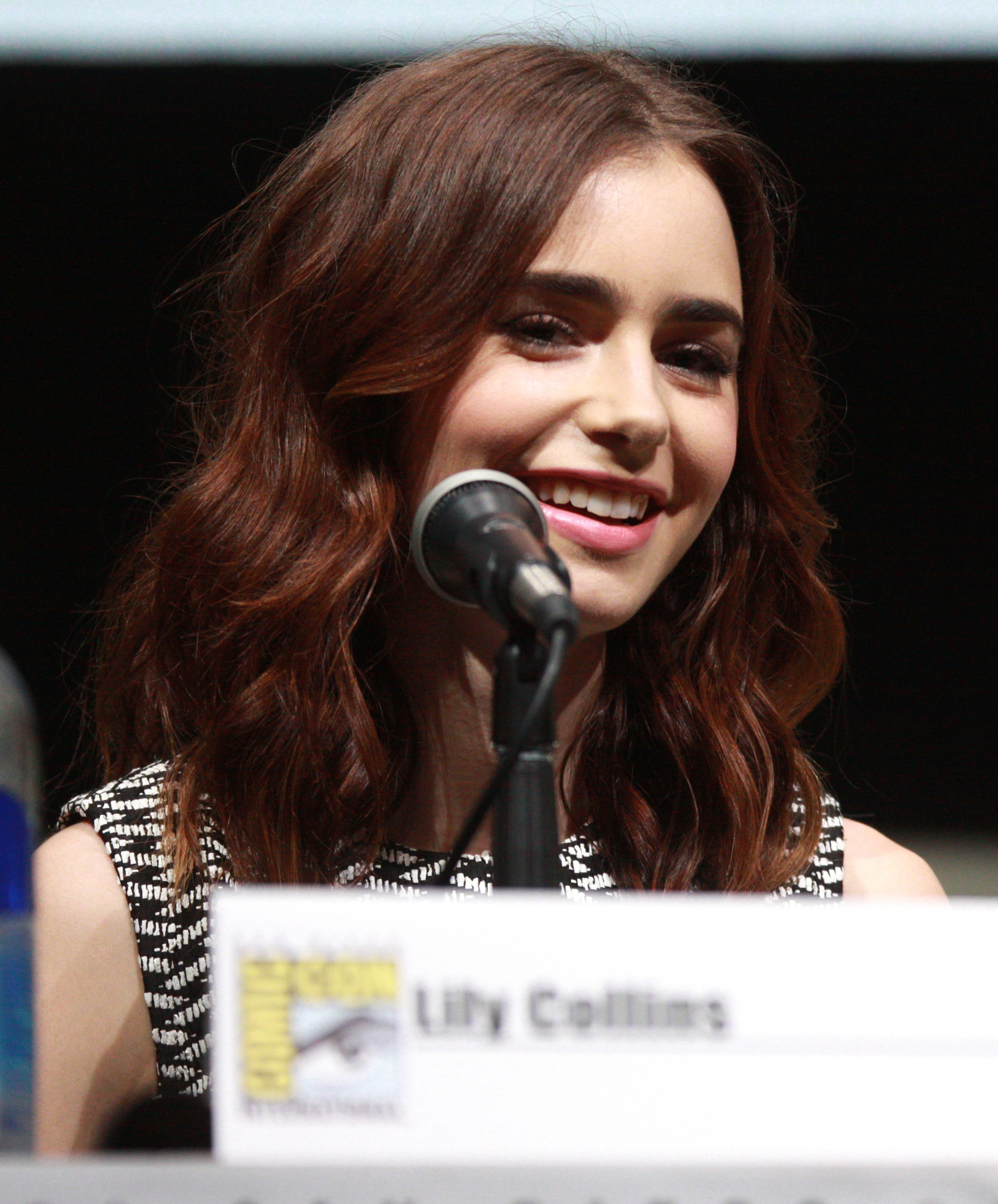 Lily_Collins_by_Gage_Skidmore.jpeg